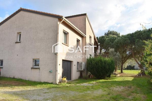 Charmante maison sur terrain joliment arboré avec piscine hors-sol.