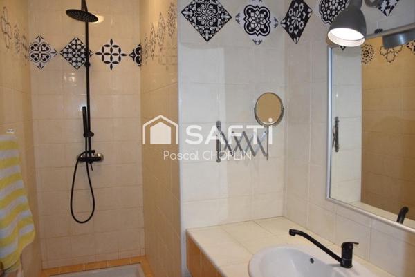 Charmante maison sur terrain joliment arboré avec piscine hors-sol.