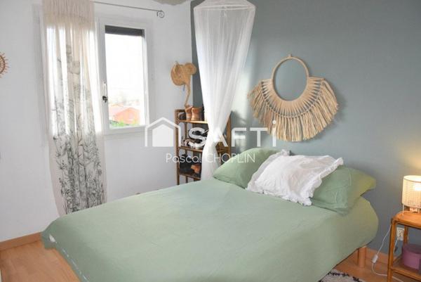 Charmante maison sur terrain joliment arboré avec piscine hors-sol.