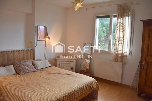 Charmante maison sur terrain joliment arboré avec piscine hors-sol.