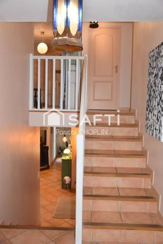 Charmante maison sur terrain joliment arboré avec piscine hors-sol.