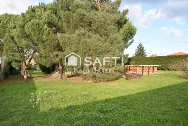 Charmante maison sur terrain joliment arboré avec piscine hors-sol.