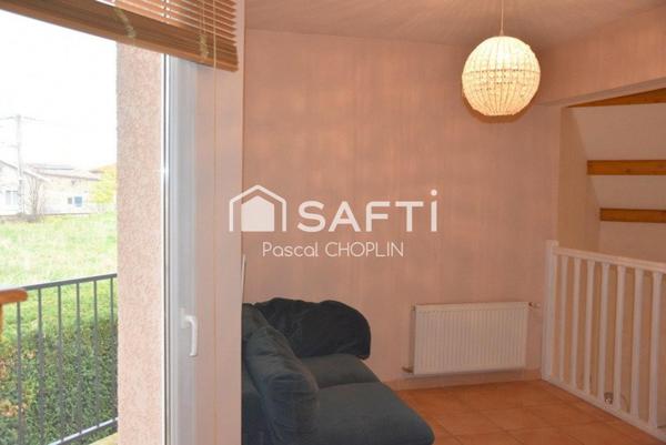 Charmante maison sur terrain joliment arboré avec piscine hors-sol.