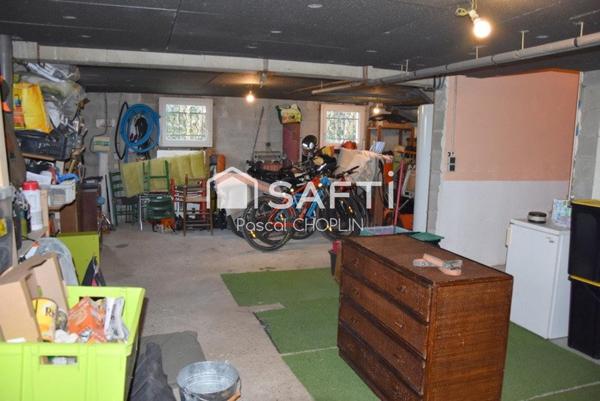 Charmante maison sur terrain joliment arboré avec piscine hors-sol.