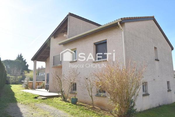 Charmante maison sur terrain joliment arboré avec piscine hors-sol.