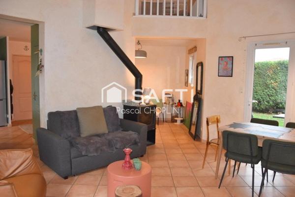 Charmante maison sur terrain joliment arboré avec piscine hors-sol.