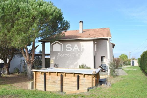 Charmante maison sur terrain joliment arboré avec piscine hors-sol.