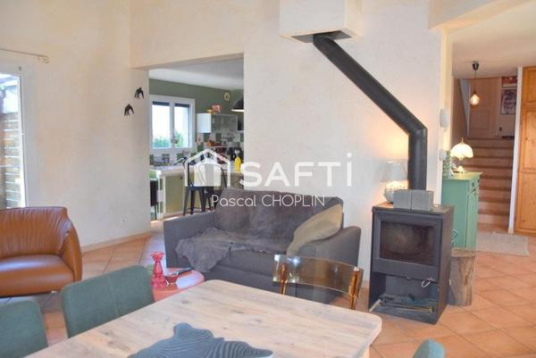 Charmante maison sur terrain joliment arboré avec piscine hors-sol.