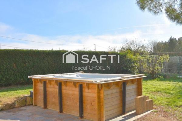 Charmante maison sur terrain joliment arboré avec piscine hors-sol.