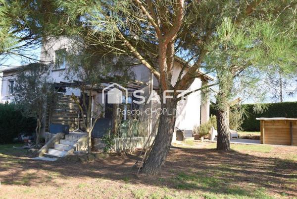 Charmante maison sur terrain joliment arboré avec piscine hors-sol.