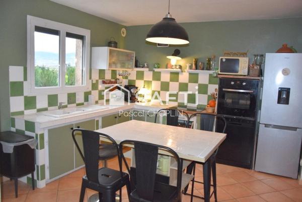 Charmante maison sur terrain joliment arboré avec piscine hors-sol.