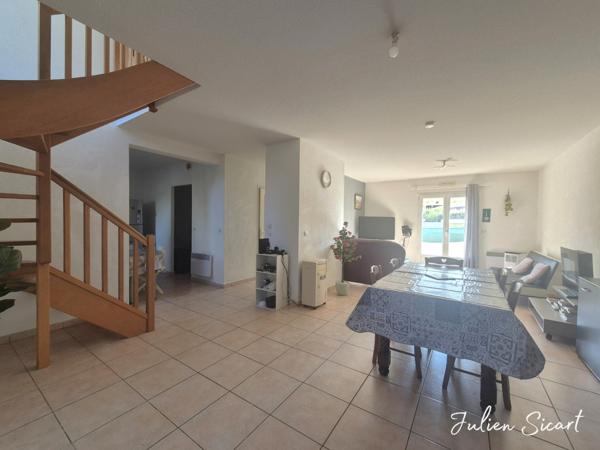 Maison 2 faces avec garage et extérieur