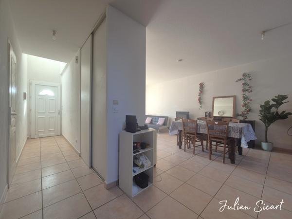 Maison 2 faces avec garage et extérieur