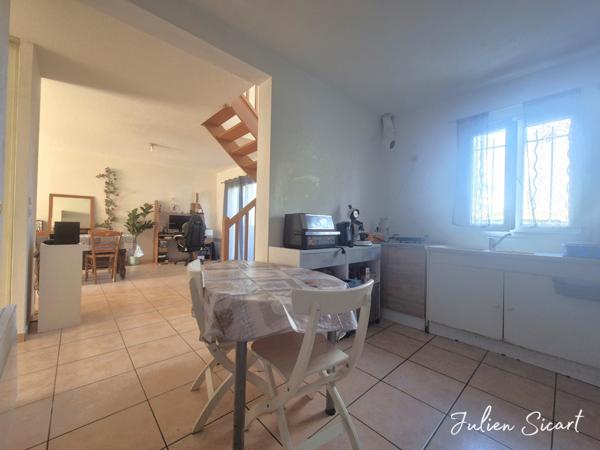 Maison 2 faces avec garage et extérieur