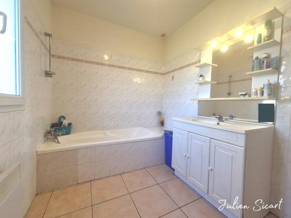 Maison 2 faces avec garage et extérieur