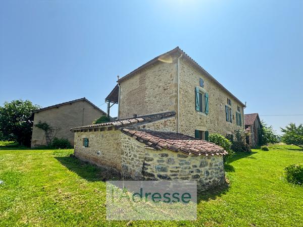 Propriété en pierre avec piscine et dépendances à Duravel (46700)