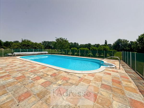 Propriété en pierre avec piscine et dépendances à Duravel (46700)