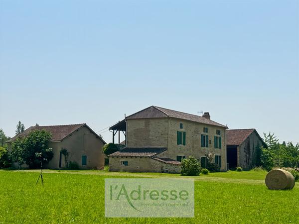 Propriété en pierre avec piscine et dépendances à Duravel (46700)