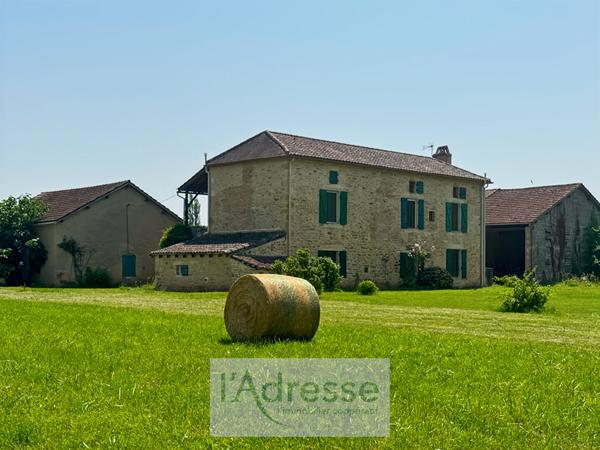 Propriété en pierre avec piscine et dépendances à Duravel (46700)