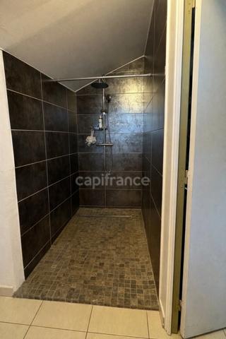 À louer – maison meublée avec charme et cour intérieure - 69m² surface utile, 49m² surface habitable.