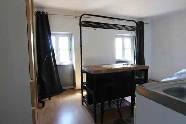 UN BEAU STUDIO MEUBLÉ, AVEC VUE SUR LES TOITS, EN HYPER-CENTRE QUIMPÉROIS. -