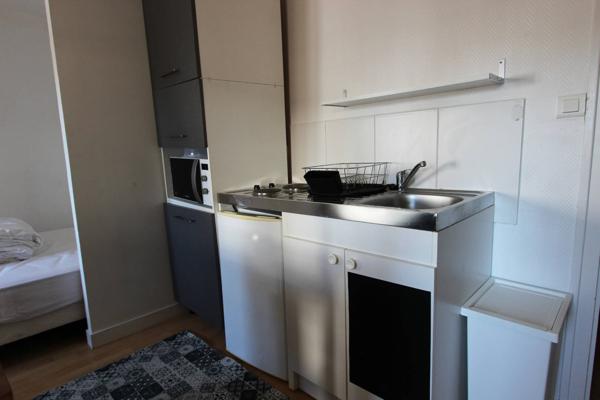 UN BEAU STUDIO MEUBLÉ, AVEC VUE SUR LES TOITS, EN HYPER-CENTRE QUIMPÉROIS. -