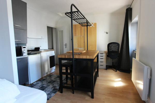 UN BEAU STUDIO MEUBLÉ, AVEC VUE SUR LES TOITS, EN HYPER-CENTRE QUIMPÉROIS. -