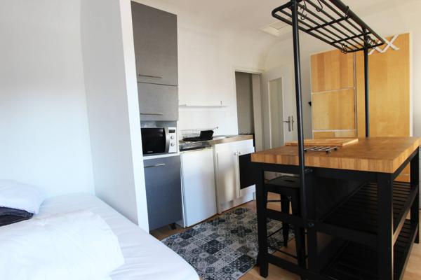 UN BEAU STUDIO MEUBLÉ, AVEC VUE SUR LES TOITS, EN HYPER-CENTRE QUIMPÉROIS. -