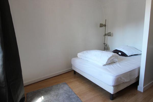 UN BEAU STUDIO MEUBLÉ, AVEC VUE SUR LES TOITS, EN HYPER-CENTRE QUIMPÉROIS. -