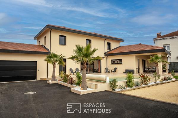 Maison contemporaine avec piscine et extérieur détente