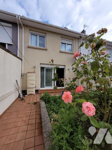 Située dans le quartier Henriville, maison mitoyenne composée :

Au rez-de-chaussée :
- entr...