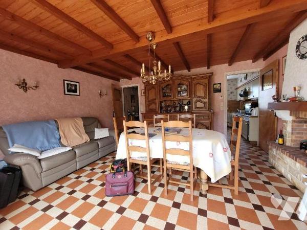 Située dans le quartier Henriville, maison mitoyenne composée :

Au rez-de-chaussée :
- entr...