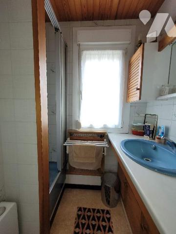 Située dans le quartier Henriville, maison mitoyenne composée :

Au rez-de-chaussée :
- entr...