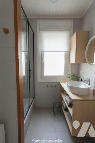 Située dans le quartier Henriville, maison mitoyenne composée :

Au rez-de-chaussée :
- entr...