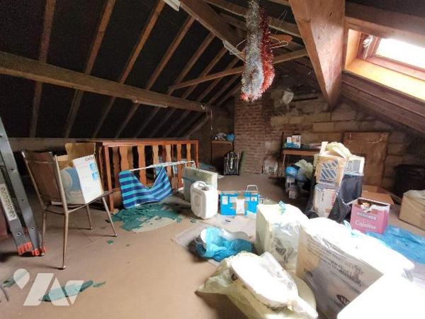 Située dans le quartier Henriville, maison mitoyenne composée :

Au rez-de-chaussée :
- entr...