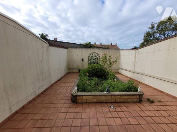 Située dans le quartier Henriville, maison mitoyenne composée :

Au rez-de-chaussée :
- entr...