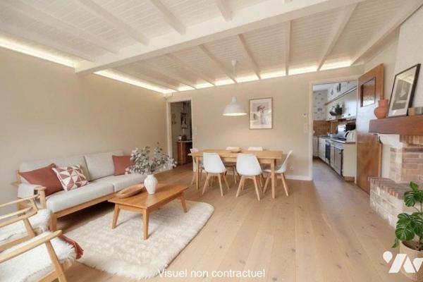 Située dans le quartier Henriville, maison mitoyenne composée :

Au rez-de-chaussée :
- entr...