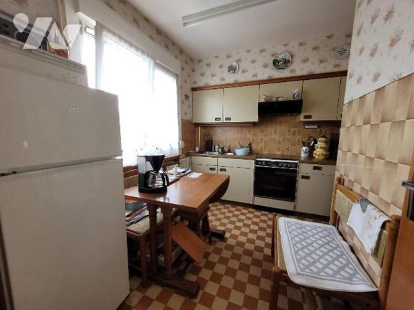Située dans le quartier Henriville, maison mitoyenne composée :

Au rez-de-chaussée :
- entr...