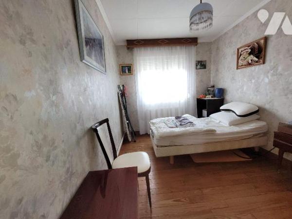 Située dans le quartier Henriville, maison mitoyenne composée :

Au rez-de-chaussée :
- entr...