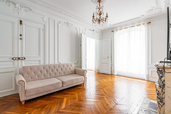 MAGNIFIQUE APPARTEMENT A 2 PAS DES CHAMPS ELYSEES