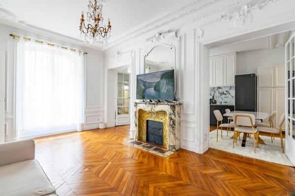 MAGNIFIQUE APPARTEMENT A 2 PAS DES CHAMPS ELYSEES