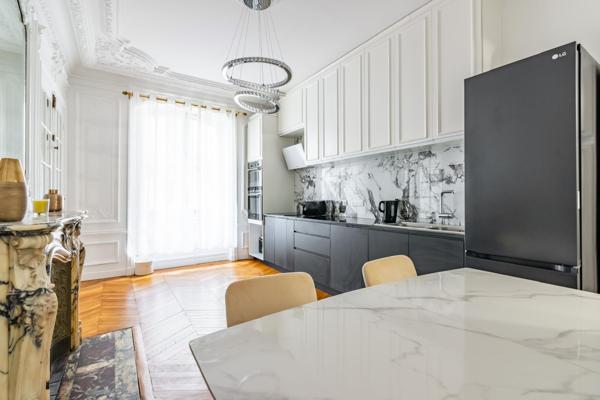 MAGNIFIQUE APPARTEMENT A 2 PAS DES CHAMPS ELYSEES