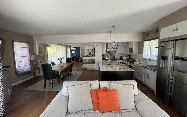 Maison à vendre    6 pièces •  Le Beausset