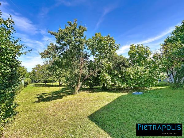 Terrain constructible plat d'environ 770m²