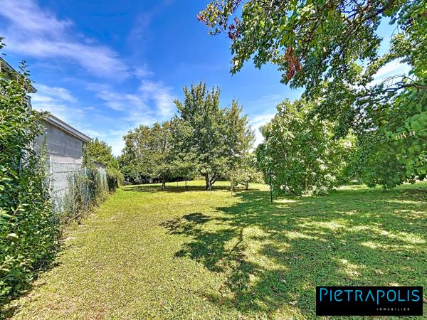Terrain constructible plat d'environ 770m²