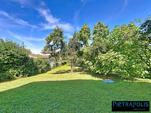 Terrain constructible plat d'environ 770m²