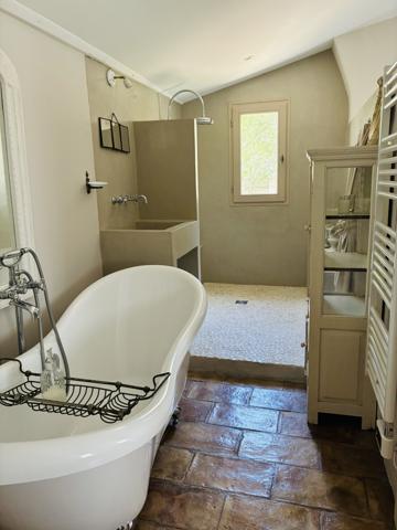 Théziers (30390) Propriété de charme + loft en pierre indépendant sur terrain arboré de 5000 m² avec oliveraie