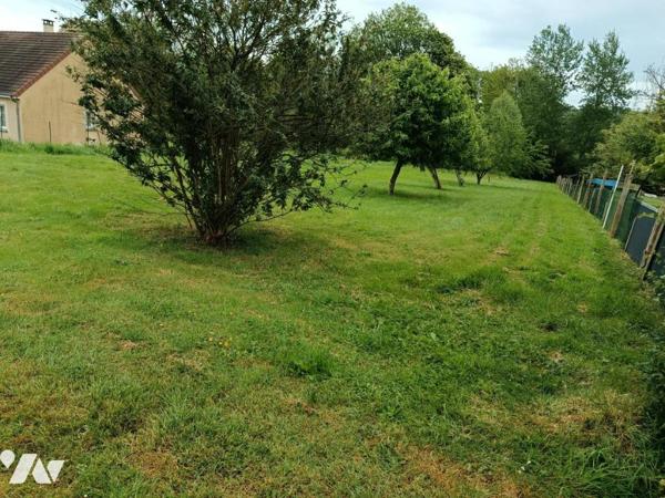 terrain constructible et partiellement viabilisé