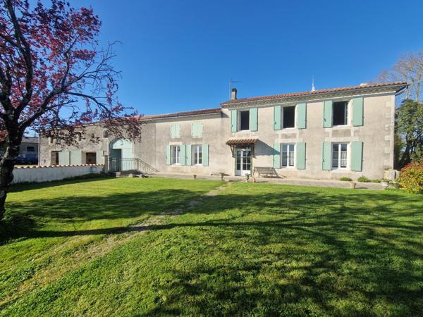 Propriete à vendre 5 pièces proche de SURGERES (17)- 156 m² habitables - 3ha700 - de terrain - 600 m² de dépendances