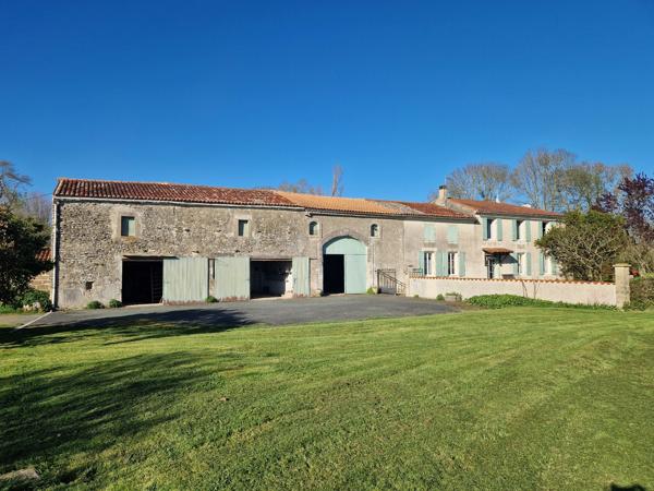 Propriete à vendre 5 pièces proche de SURGERES (17)- 156 m² habitables - 3ha700 - de terrain - 600 m² de dépendances